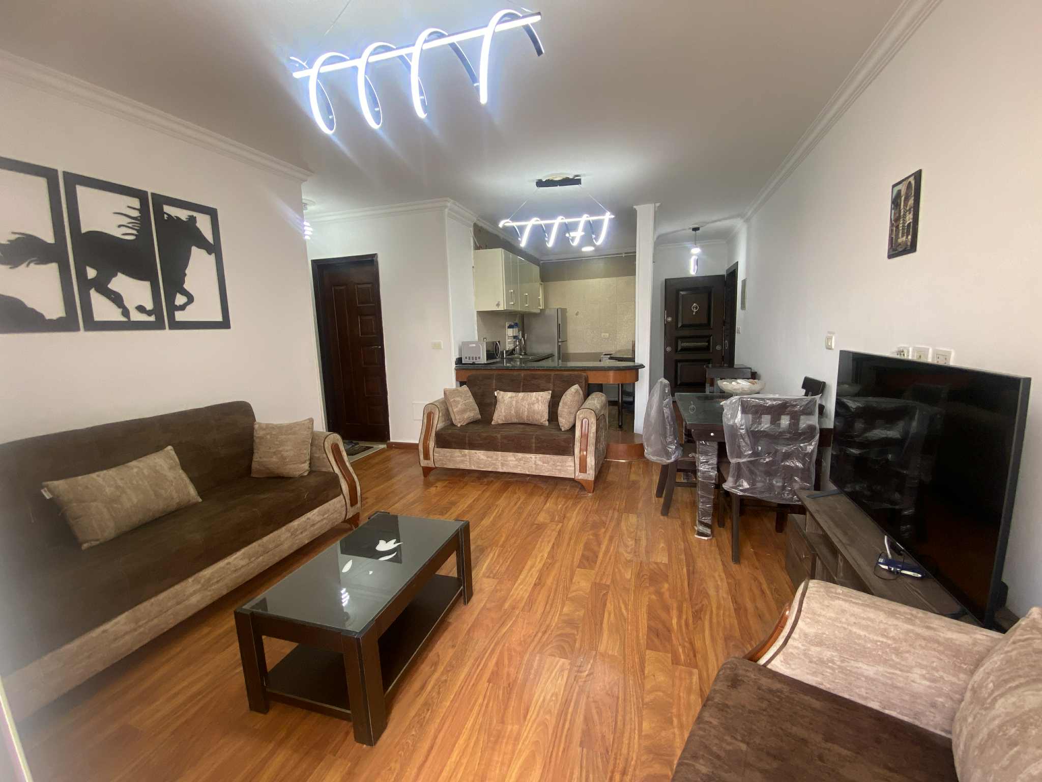 شقة في مدينتي 82 م2 للإيجار مفروش بحري على حديقة كبيرة تشطيب خاص 24,000 ج 